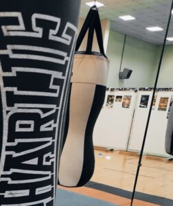 como golpear el saco de boxeo
